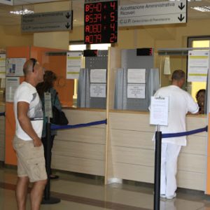 Mancano centralinisti in ospedale: infermieri trasformati in operatori telefonici del CUP 1