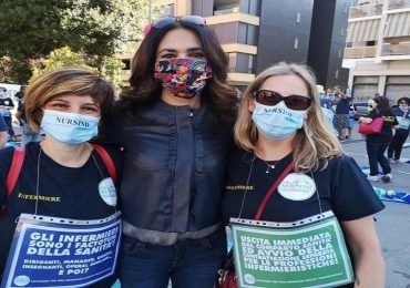 Roma, Maria Grazie Cucinotta presente al flash mob Nursind: "Più protezione per gli infermieri"