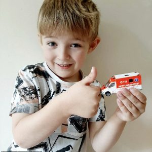 Bimbo di 5 anni salva la vita della mamma diabetica chiamando il numero presente sull’ambulanza giocattolo