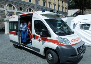 Calci in faccia alla dottoressa del del pronto soccorso