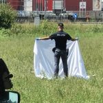 Donna si suicida dandosi fuoco: i passanti  la riprendono con lo smartphone anziché soccorrerla
