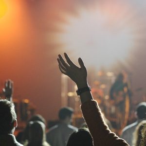 Folla e assembramenti, niente regole: chiude la discoteca Byblos