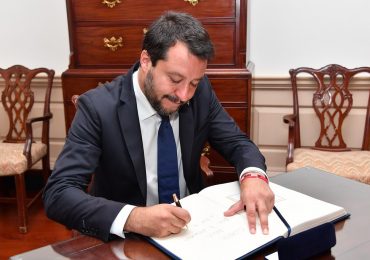 Gli infermieri contro Salvini: "mettiamo la mascherina perché abbiamo visto cosa fa il virus"