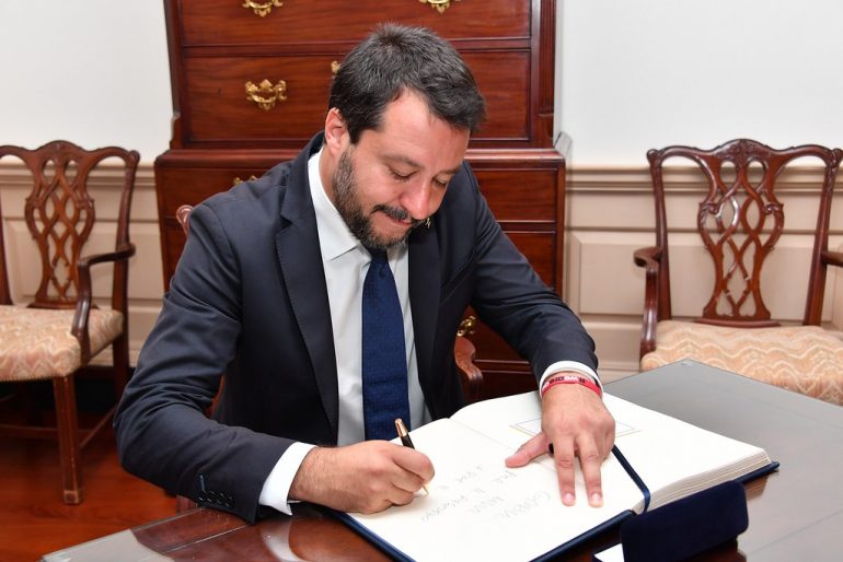 Gli infermieri contro Salvini: "mettiamo la mascherina perché abbiamo visto cosa fa il virus"
