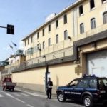 In disaccordo con le cure ricevute, investe medico e infermiere con l’auto a fine turno