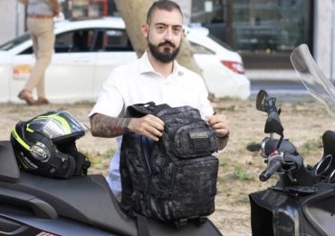 Mirko, l’infermiere in moto che garantisce le cure palliative ai malati terminali di Covid-19 a domicilio