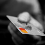 Ruba il bancomat a un paziente covid, l'infermiere potrebbe essere radiato