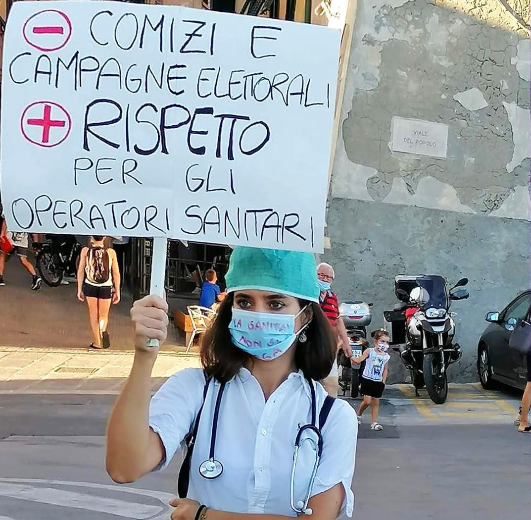 Sono un infermiera di Pronto Soccorso, mi sono sentita di scendere in piazza in veste di operatore sanitario e dire la mia