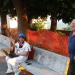 L’affitto per lo studio è troppo caro:“In attesa di andare in pensione visito i pazienti sulla panchina”