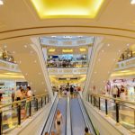 Muore al centro commerciale: la folla ostacola i soccorsi del 118 per scattarsi selfie con la vittima
