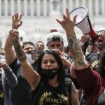 Roma: migliaia di NoMask e negazionisti del Covid-19 manifestano contro infermieri e medici