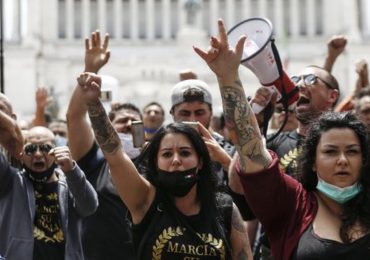 Roma: migliaia di NoMask e negazionisti del Covid-19 manifestano contro infermieri e medici