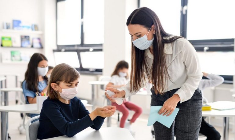Coronavirus, online i dati sulla distribuzione di mascherine e gel igienizzante nelle scuole