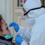 Coronavirus, studio italiano rivela: "Organismo non lo elimina prima di 30 giorni"