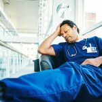 Infermiere che dorme durante il turno di notte rischia licenziamento?