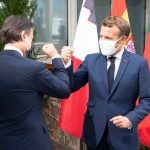 Oms:“No al saluto con il gomito. Meglio la mano sul cuore”