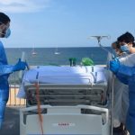 Perché il personale sanitario dell’Hospital de Mar porta i malati di Covid-19 in riva al mare?