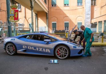 A 230 km/h con la Lamborghini della Polizia per salvare un bambino in attesa di trapianto