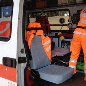 Aggressione agli infermieri e danni all'ambulanza: paziente condannato a 9 mesi