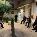 Anziani in piazza a distanza e con mascherina: così si può convivere con il Covid-19