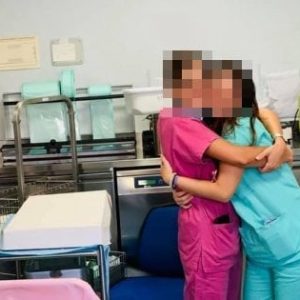 Baci e abbracci tra medici e infermieri durante la festa in reparto. Guai in vista per 20 professionisti della salute