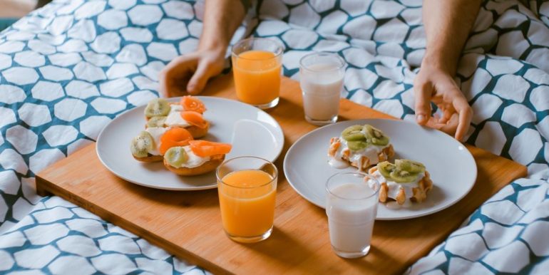 Chi dorme poco e non fa colazione rischia anche l'infarto