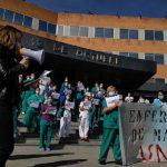 Coronavirus, la protesta degli infermieri spagnoli contro le mancate assunzioni