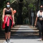 Coronavirus, obbligo di mascherina all'aperto: sì per l'attività motoria, no per quella sportiva