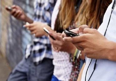 Dipendenza da smartphone e social: al via la campagna di comunicazione del progetto "Iperconnessi"