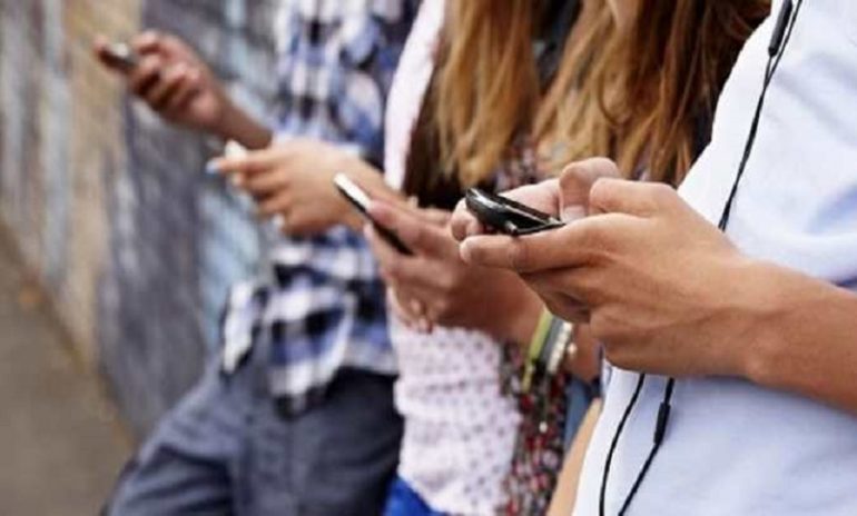 Dipendenza da smartphone e social: al via la campagna di comunicazione del progetto "Iperconnessi"