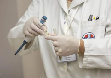 Medico postivo al Covid continua a visitare e infetta un paziente: indagato