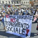 Migliaia di negazionisti si radunano a Roma:“Multe per chi non indossa la mascherina”