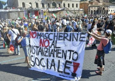 Migliaia di negazionisti si radunano a Roma:“Multe per chi non indossa la mascherina”