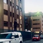 Como, in piedi sul tetto dell’auto per salutare mamma ricoverata per Covid-19