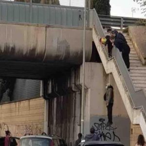 Roma: infermiere 53enne si impicca al viadotto. È ora in gravi condizioni