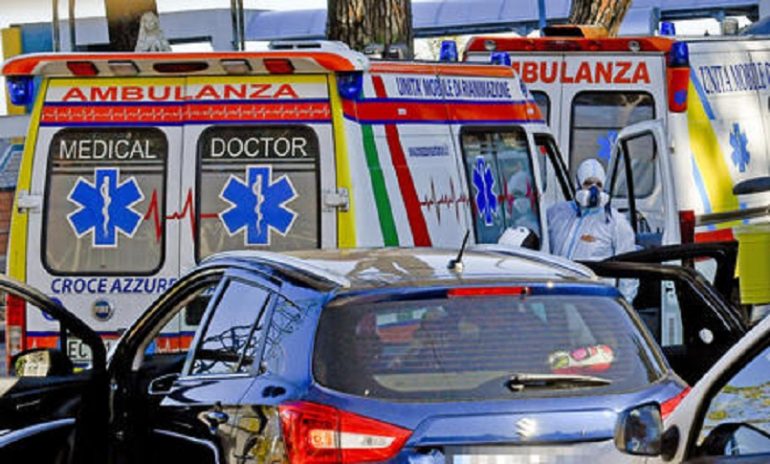 Coronavirus, Napoli nel caos: lunghe code agli ospedali