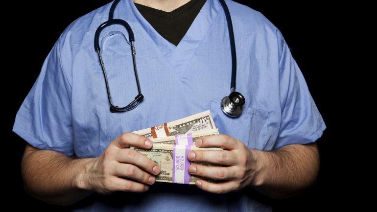 Manovra economica 2021: in arrivo aumenti di stipendio per infermieri, medici e oss