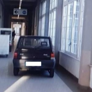 Parcheggia l’auto davanti all’ingresso dell’UTIC: denunciato per interruzione di pubblico servizio
