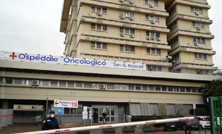 Taranto, muore per Covid e i parenti denunciano ritardi nei soccorsi: 9 indagati tra medici e infermieri