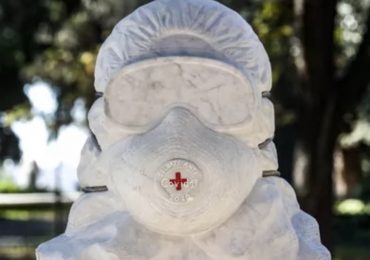 Un busto per i soldati anti-Covid-19 per rendere omaggio a infermieri, oss e medici