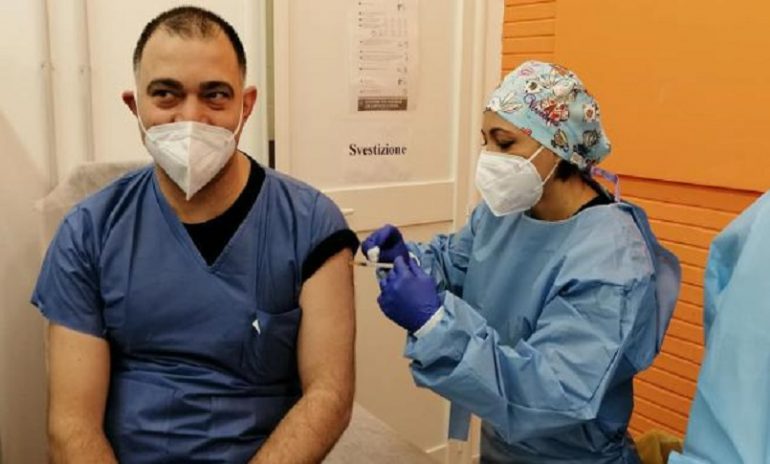 Asl Bari, il primo vaccinato contro il Covid è un infermiere da 4mila tamponi