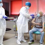 Coronavirus, infermiera spagnola positiva dopo aver somministrato il vaccino