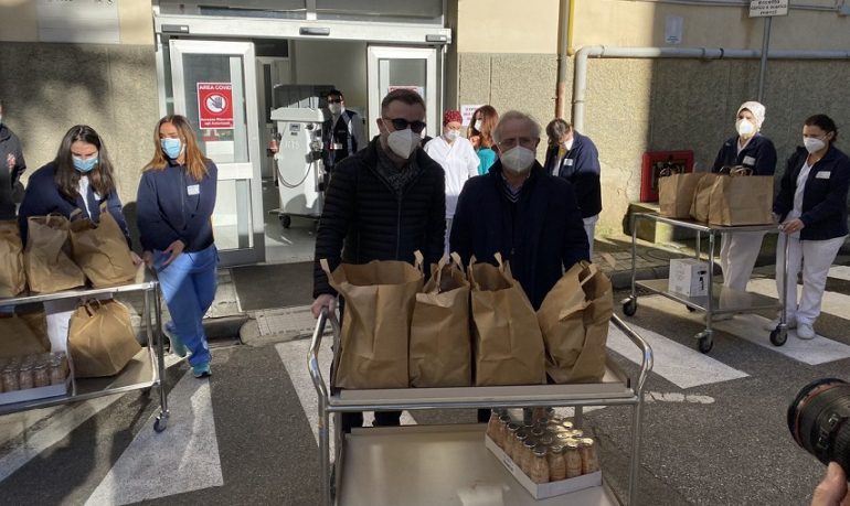 Coronavirus, Marco Masini consegna pasti gratuiti al personale sanitario di Careggi