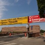 Coronavirus, primario di Udine rimprovera il politico ricoverato in Terapia intensiva: "Troppo social"
