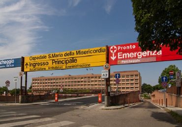 Coronavirus, primario di Udine rimprovera il politico ricoverato in Terapia intensiva: "Troppo social"