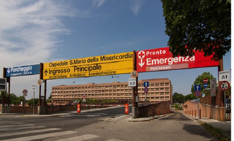 Coronavirus, primario di Udine rimprovera il politico ricoverato in Terapia intensiva: "Troppo social"