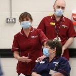 Coronavirus, primi problemi per il vaccino Pfizer in Gran Bretagna
