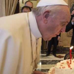 Papa Francesco compie gli anni: il regalo lo fa lui