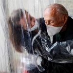 Reggio Emilia, anziani meno soli grazie alle "stanze degli abbracci"