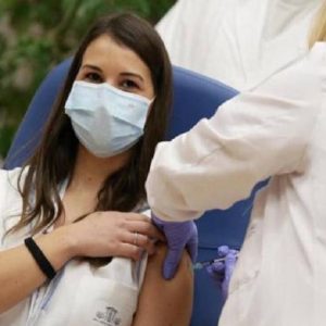 Solidarietà del mondo politico all'infermiera attaccata dai no vax: "Insulti e minacce ignobili"